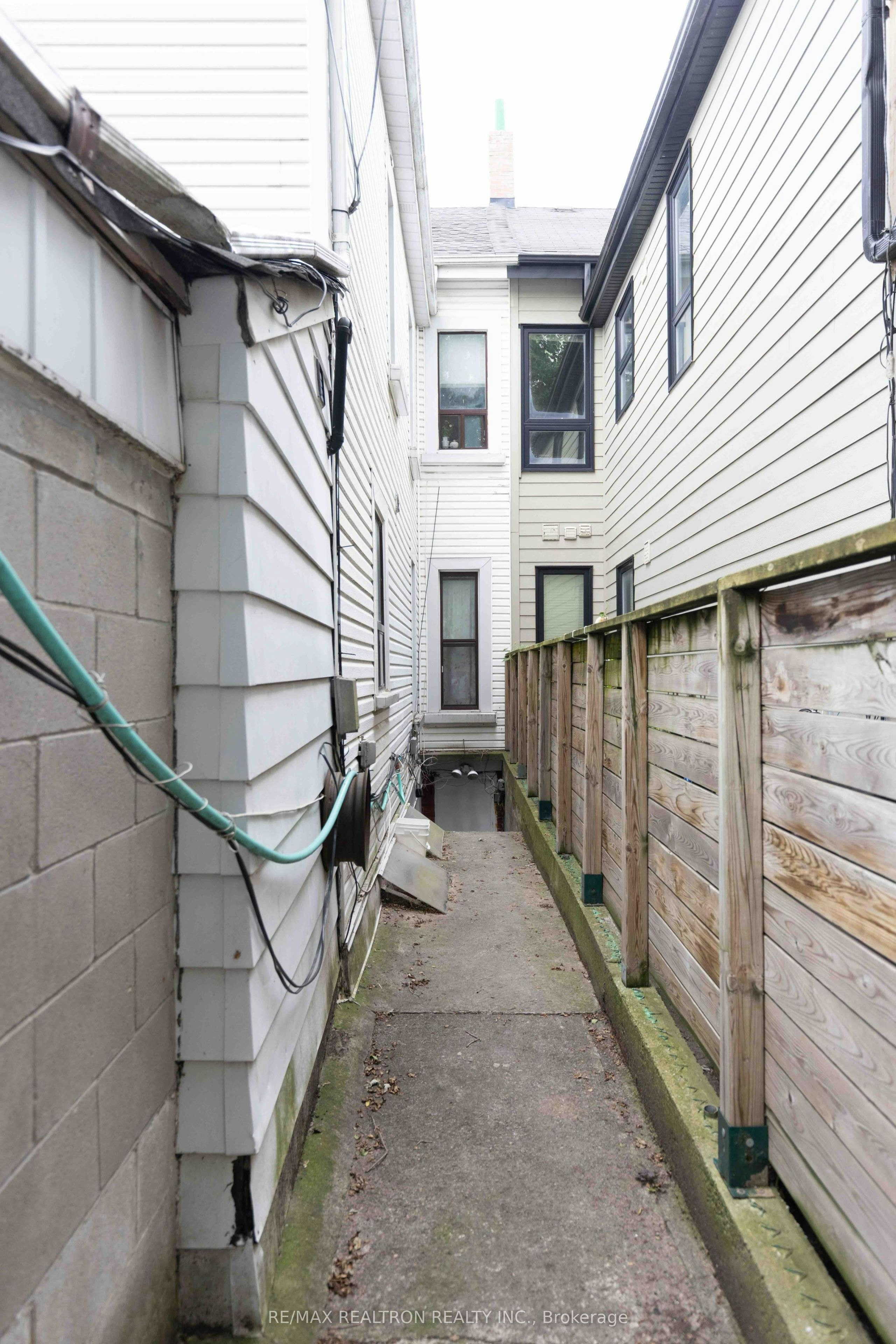 BSMT-210 Shaw Street, Toronto, ON, M6J 2W8 - 2