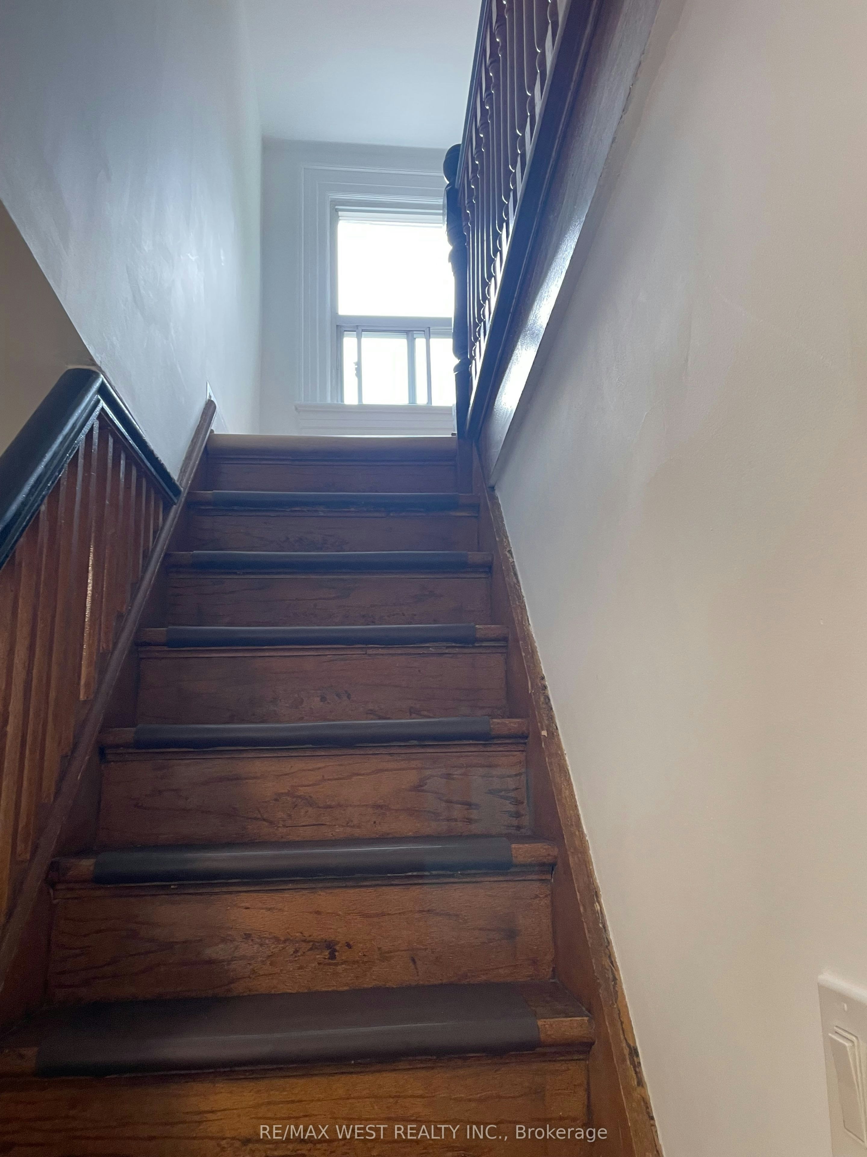 2nd Floor-734 Manning Avenue, Toronto, ON, M6G 2W4 - 2
