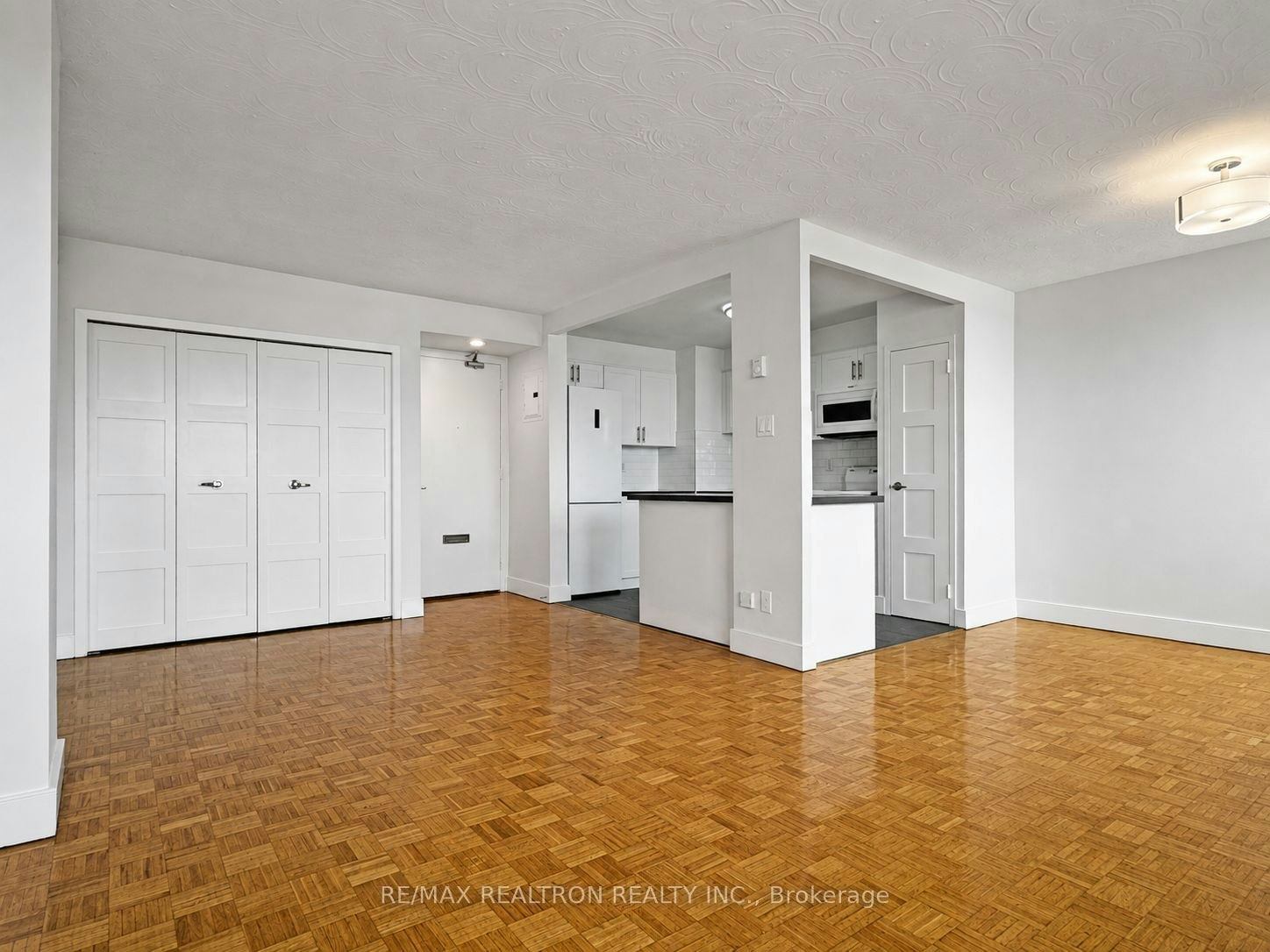 903-525 Eglinton Avenue E, Toronto, ON, M4P 2P6