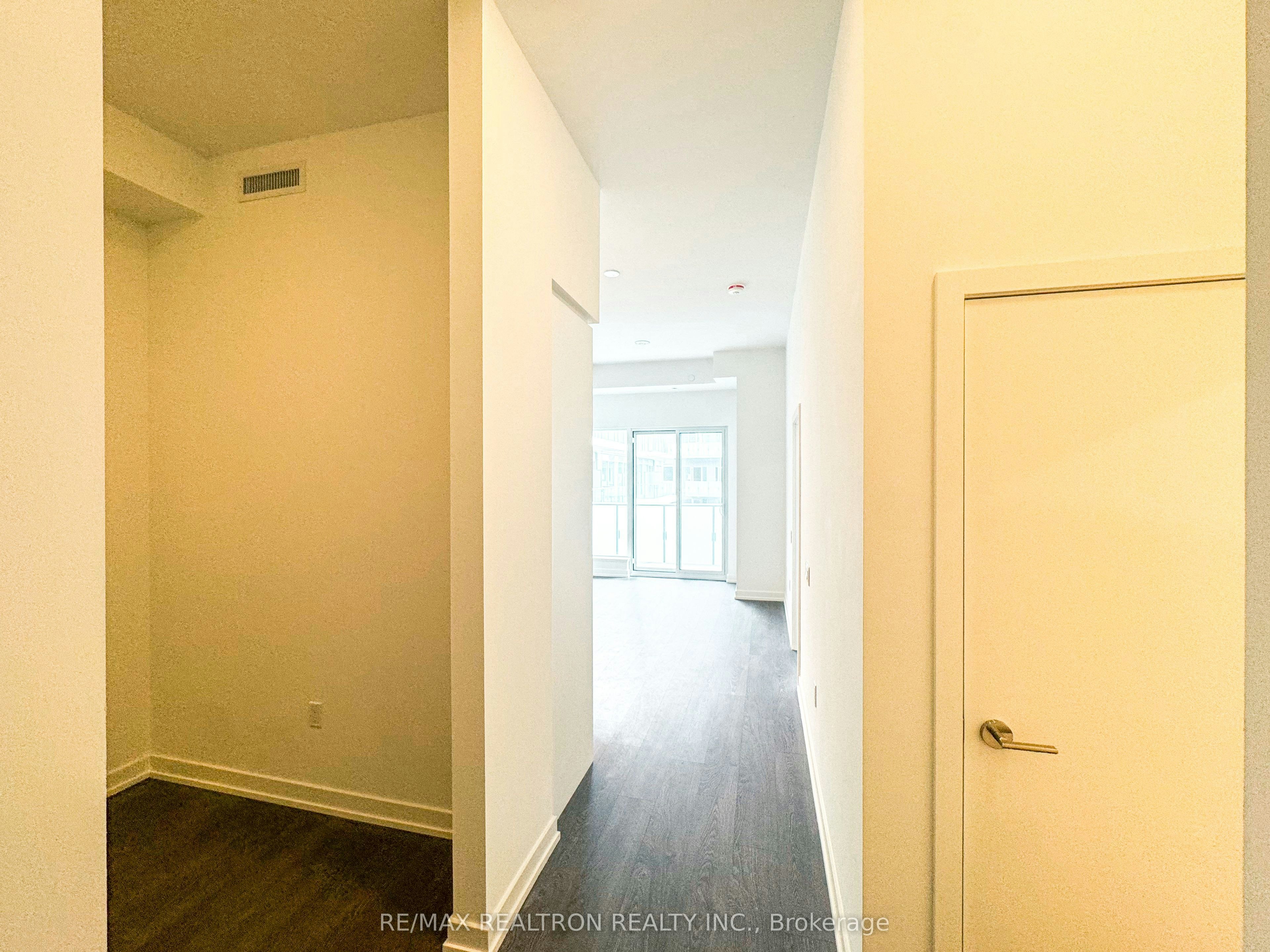 S802-8 Olympic Garden Drive, Toronto, ON, M2M 0B9 - 2
