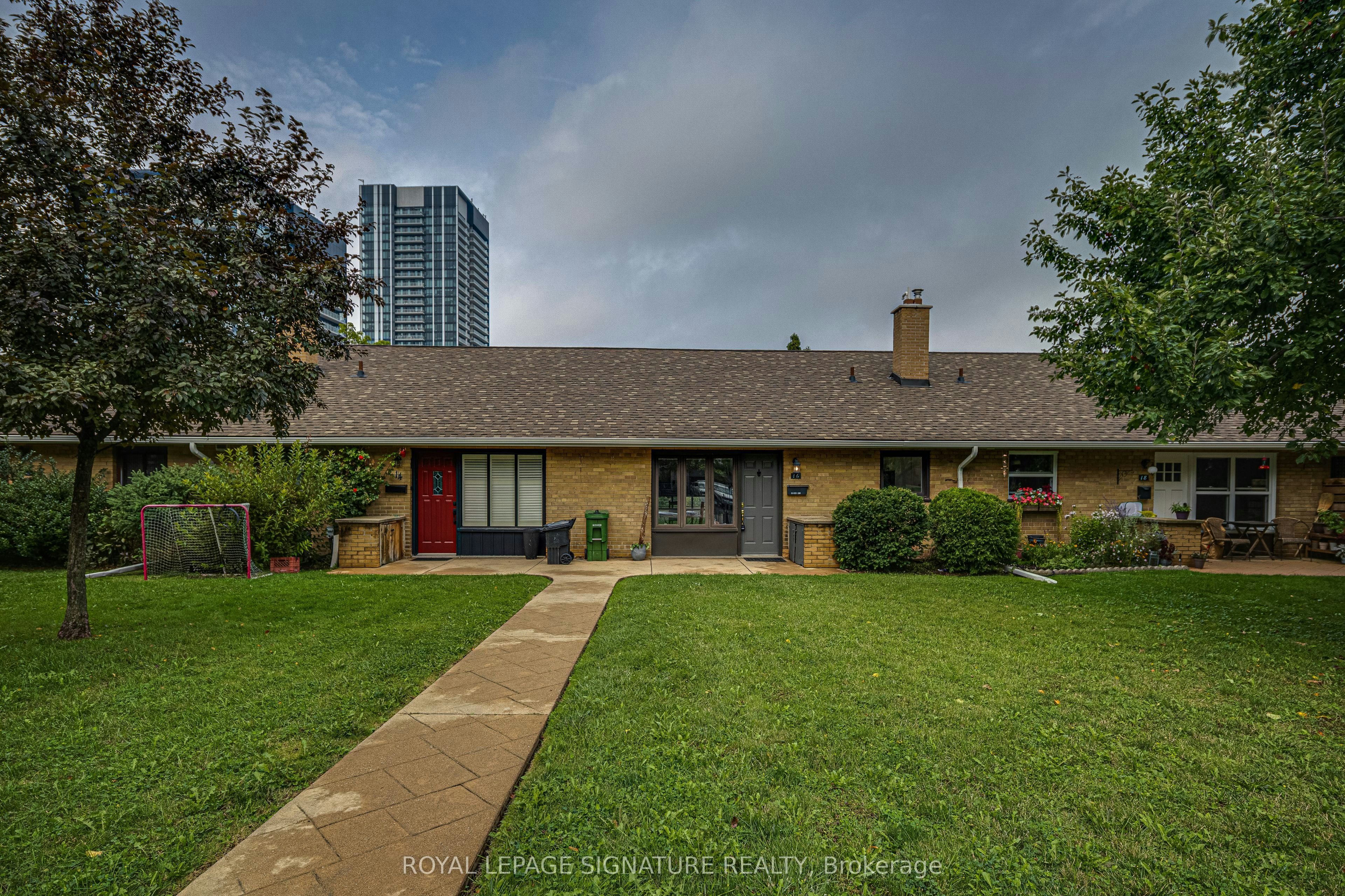 16 Burdock Lane, Toronto, ON, M3C 2G5