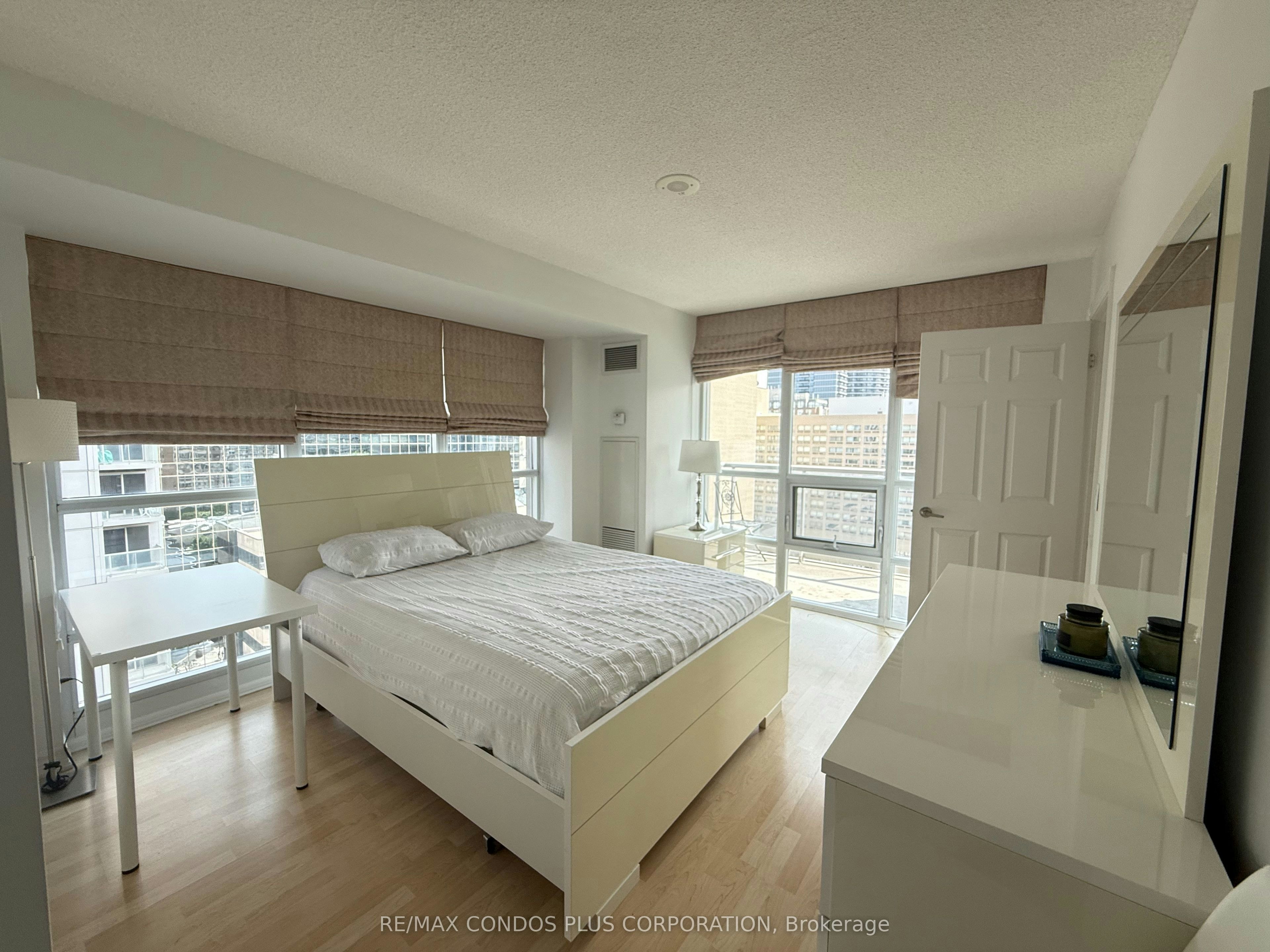 1402-761 Bay Street, Toronto, ON, M5G 2R2 - 6
