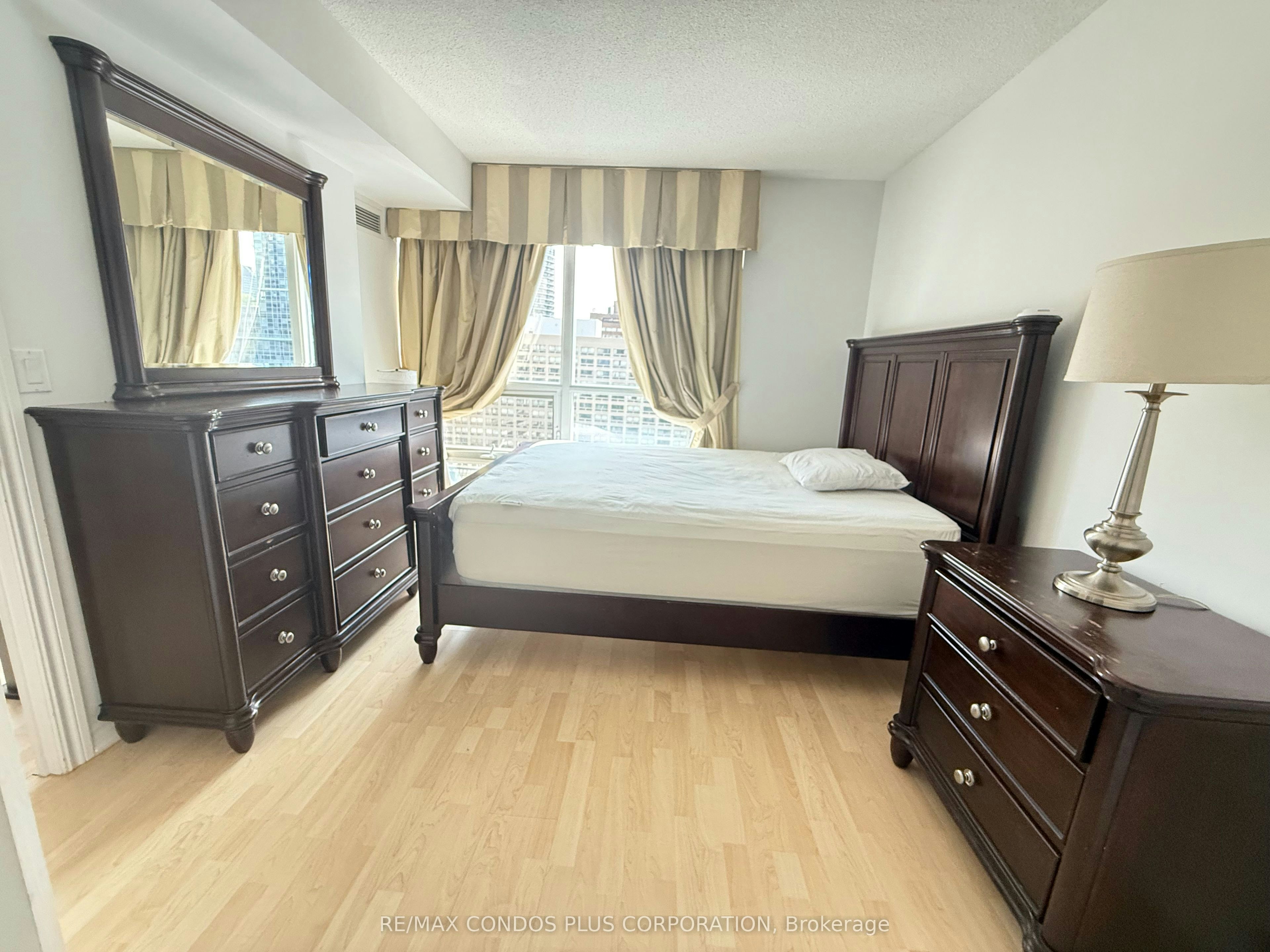 1402-761 Bay Street, Toronto, ON, M5G 2R2 - 9