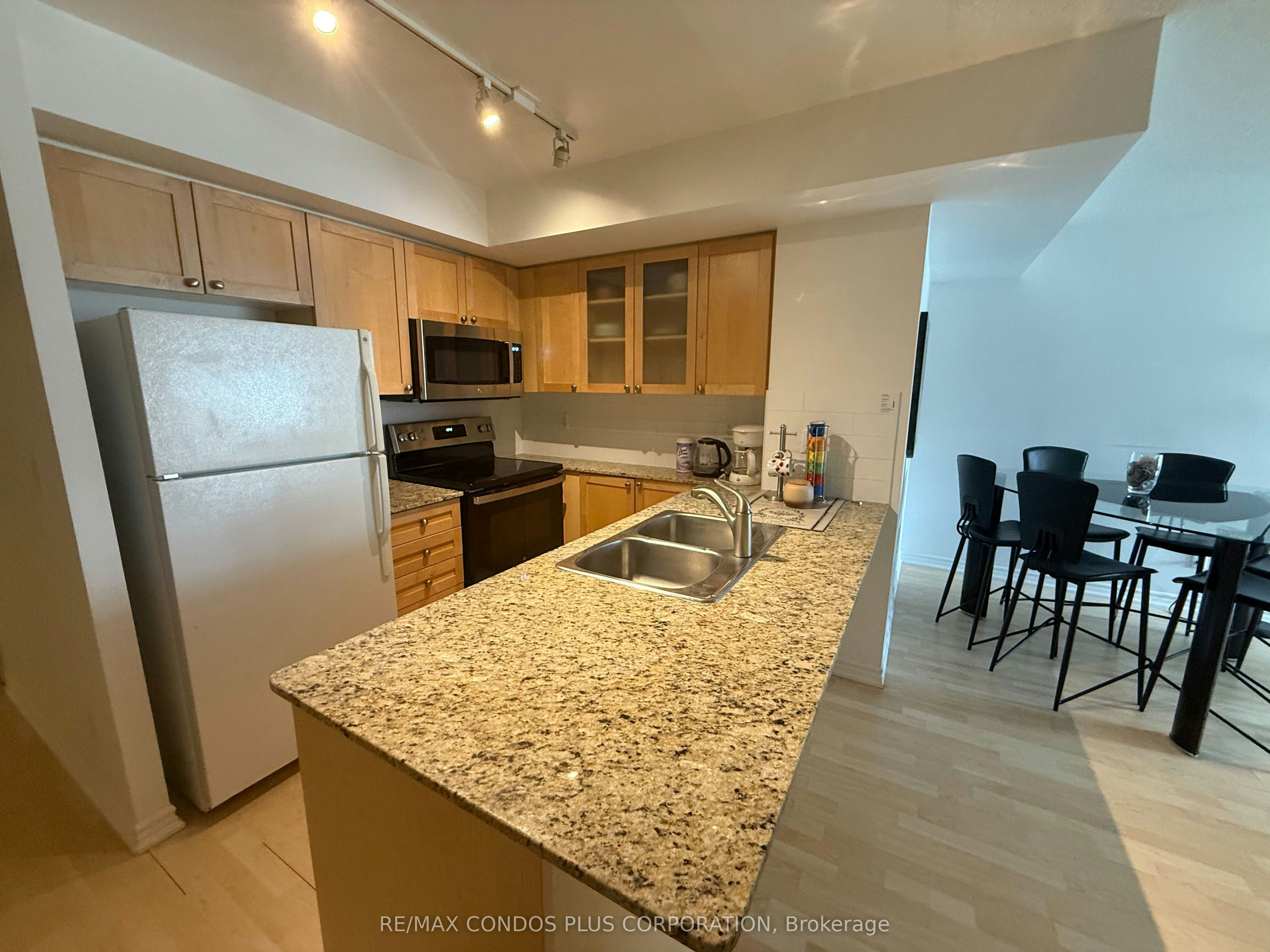 1402-761 Bay Street, Toronto, ON, M5G 2R2 - 2