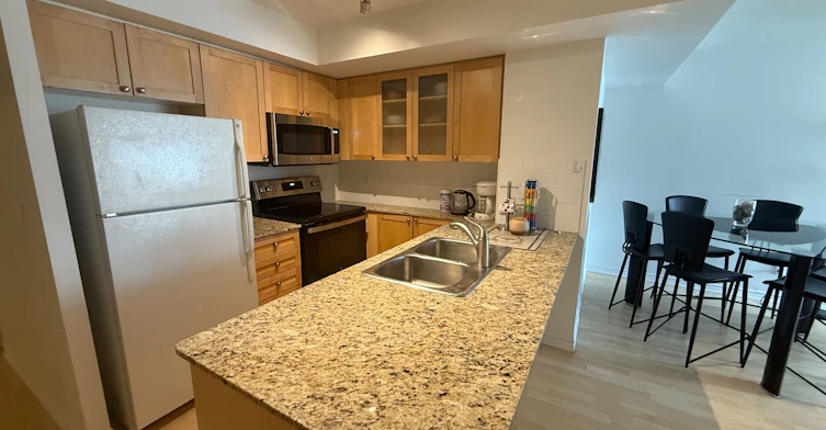 1402-761 Bay Street, Toronto, ON, M5G 2R2 - 2