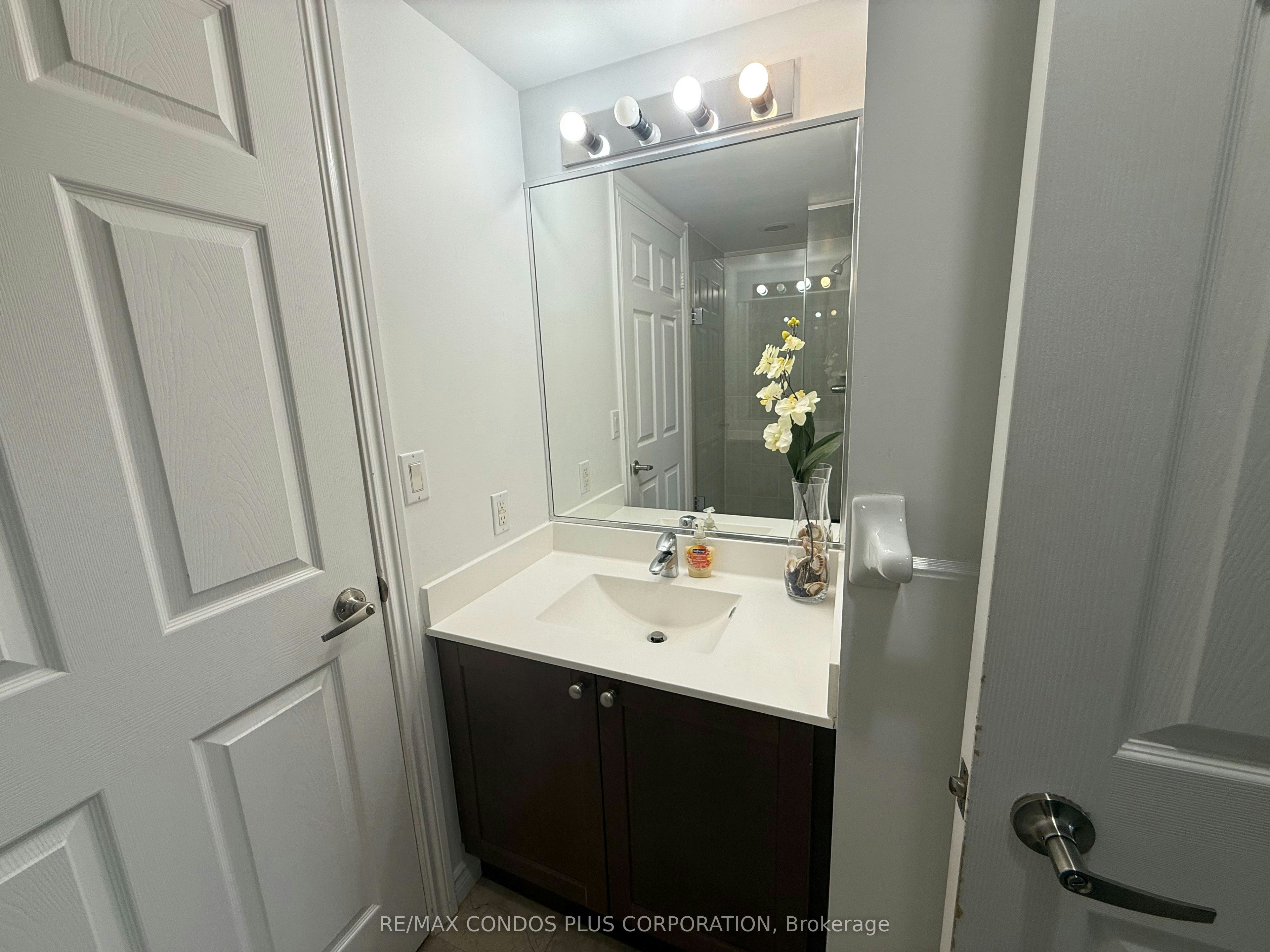 1402-761 Bay Street, Toronto, ON, M5G 2R2 - 12