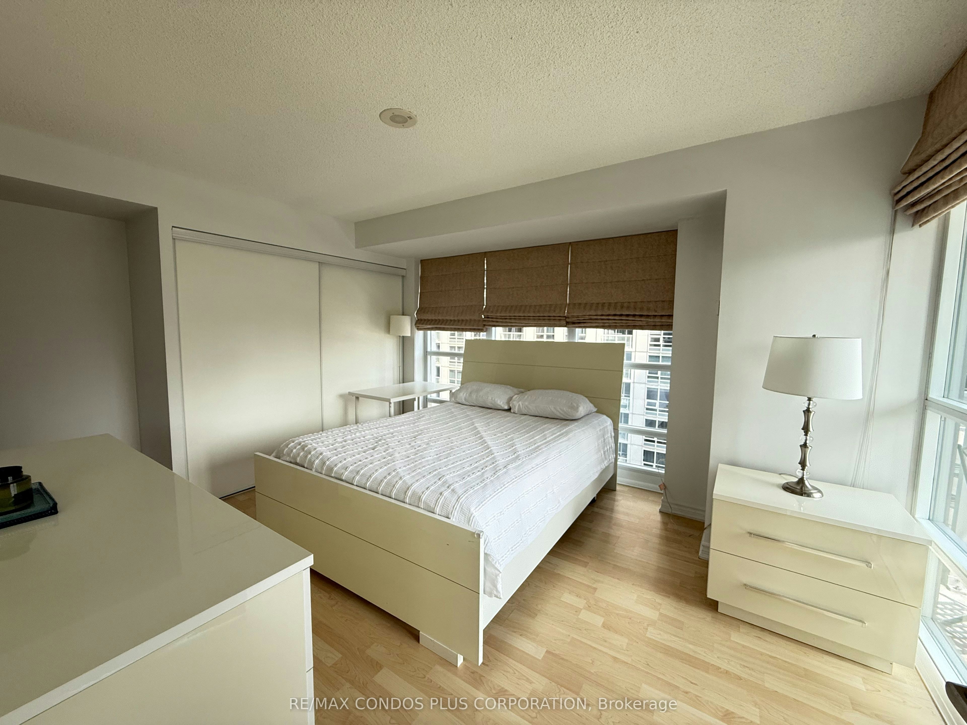 1402-761 Bay Street, Toronto, ON, M5G 2R2 - 8