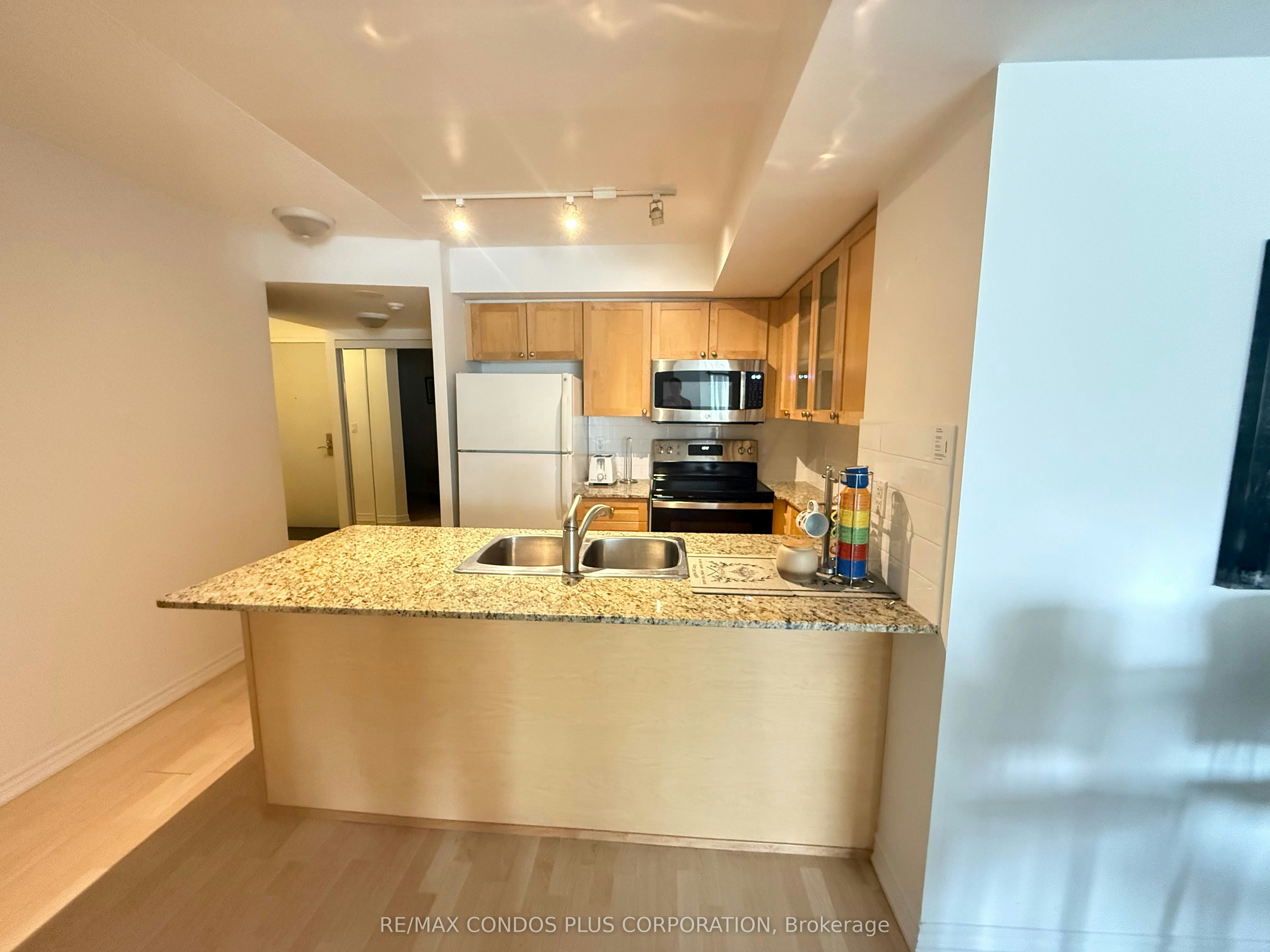 1402-761 Bay Street, Toronto, ON, M5G 2R2 - 3