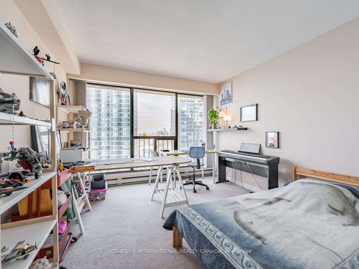 2204-65 Harbour Square, Toronto, ON, M5J 2L4 - 18