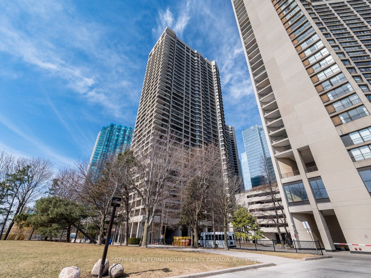 2204-65 Harbour Square, Toronto, ON, M5J 2L4 - 2