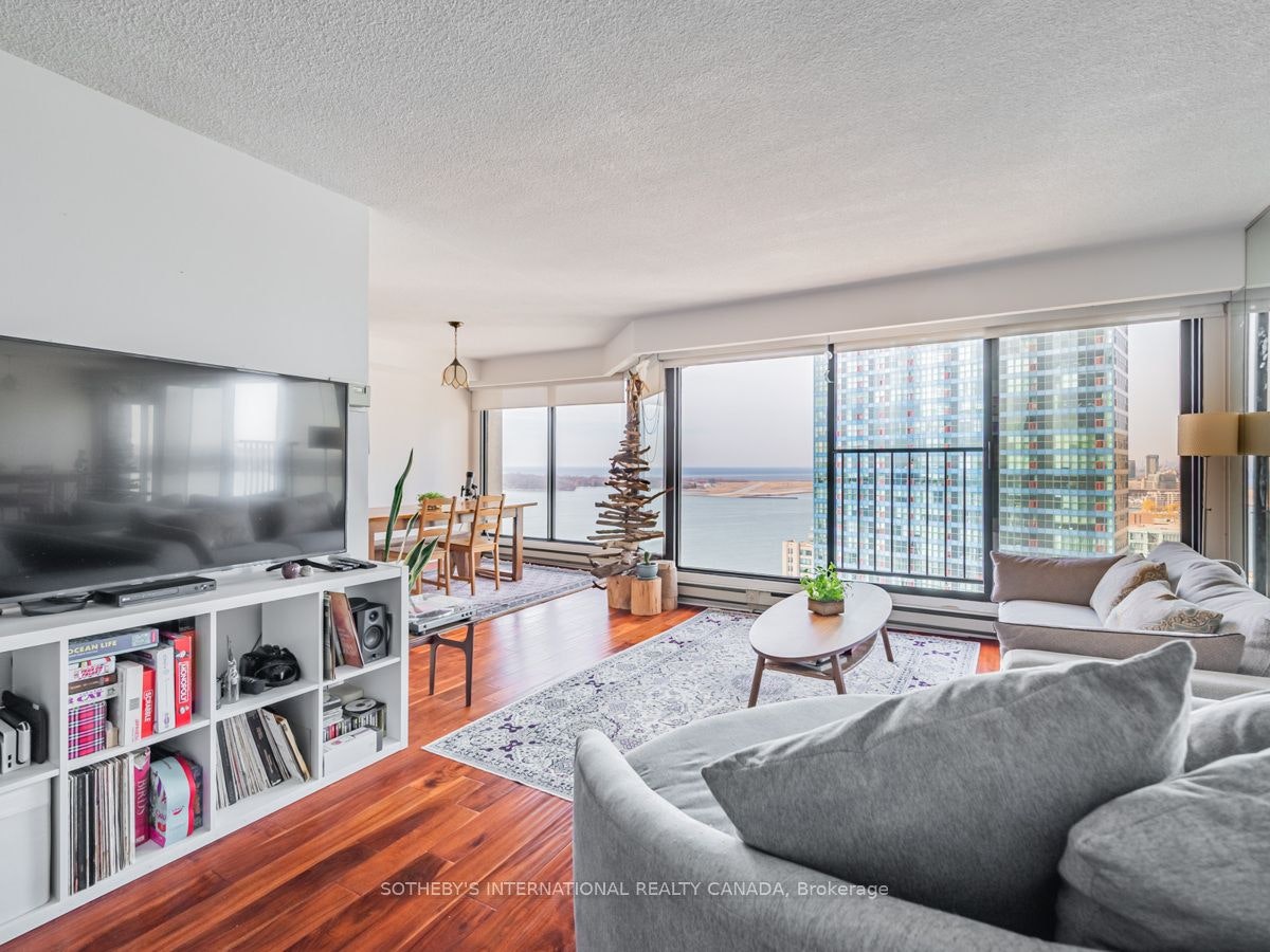 2204-65 Harbour Square, Toronto, ON, M5J 2L4 - 6