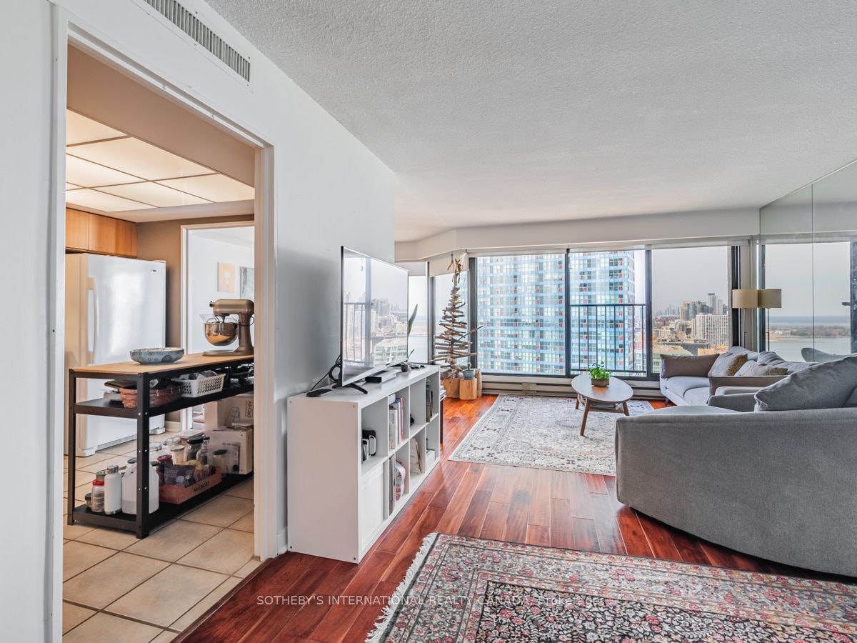 2204-65 Harbour Square, Toronto, ON, M5J 2L4 - 5