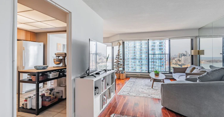 2204-65 Harbour Square, Toronto, ON, M5J 2L4 - 5