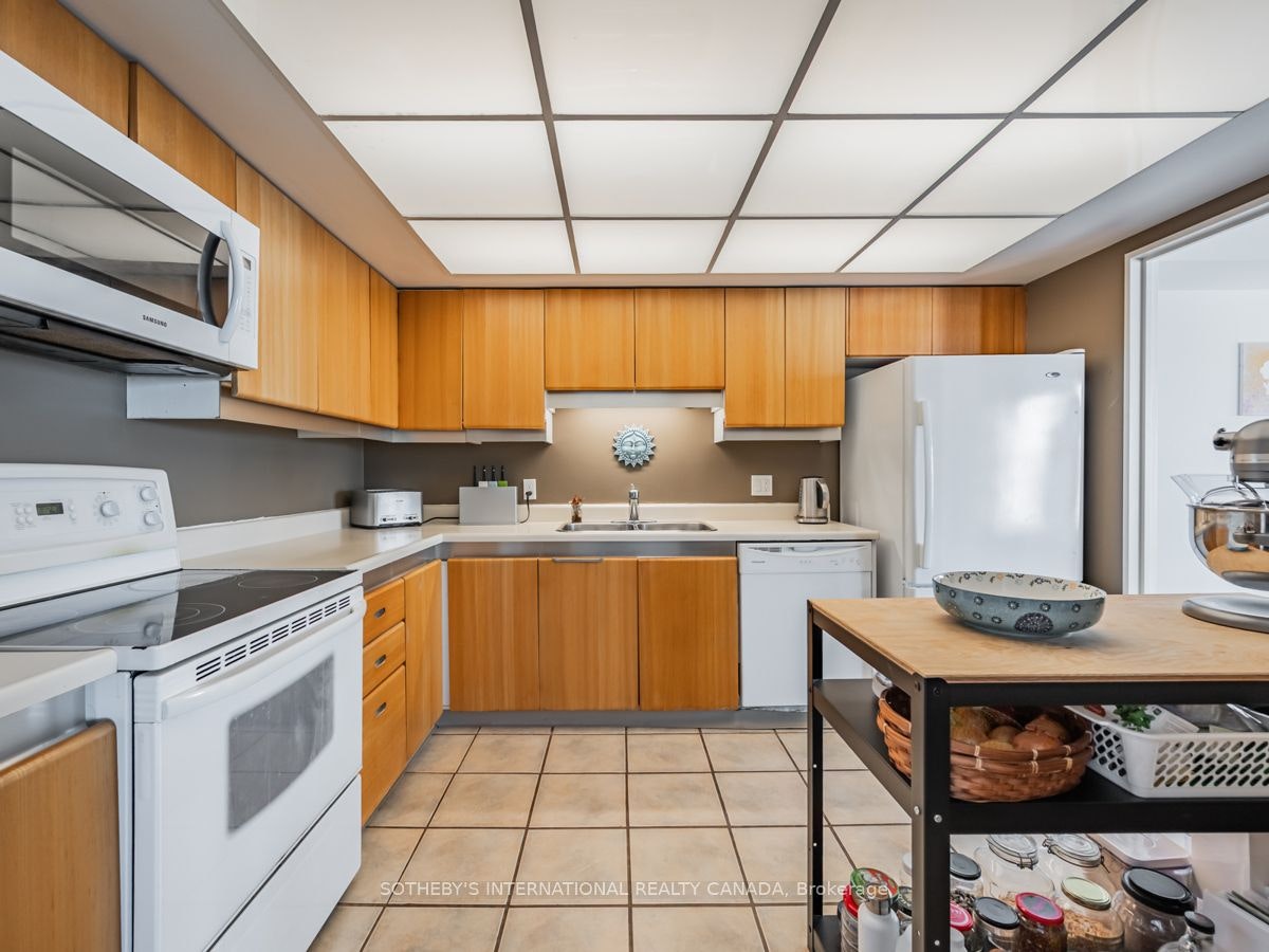 2204-65 Harbour Square, Toronto, ON, M5J 2L4 - 15
