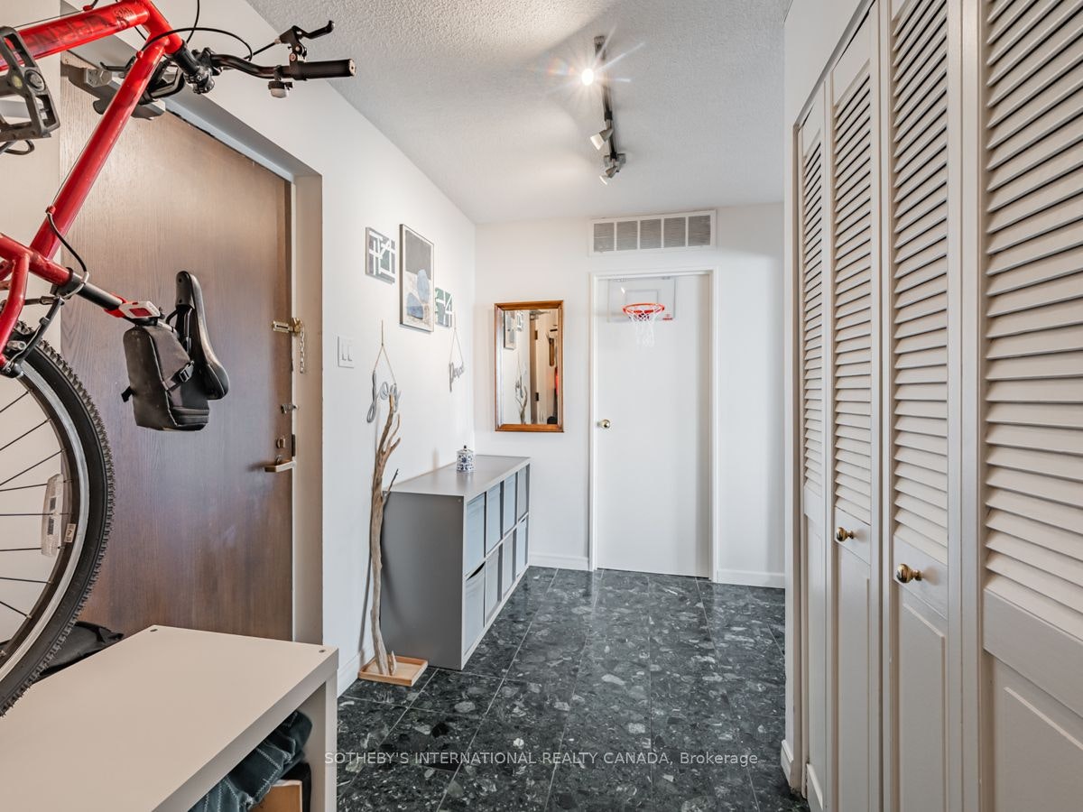 2204-65 Harbour Square, Toronto, ON, M5J 2L4 - 20