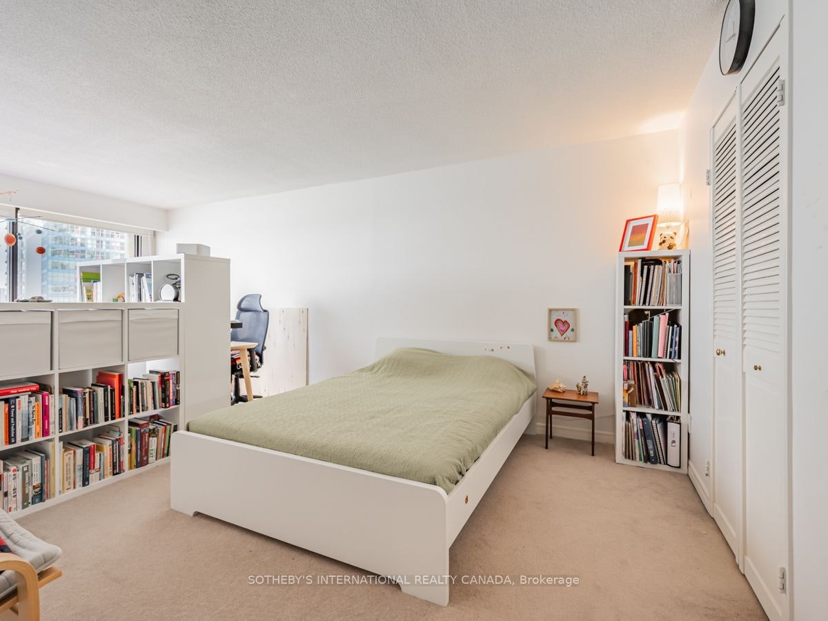 2204-65 Harbour Square, Toronto, ON, M5J 2L4 - 22