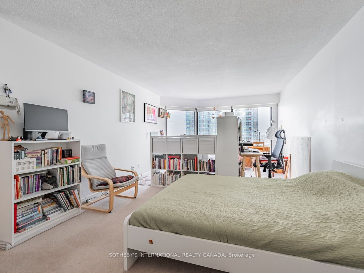 2204-65 Harbour Square, Toronto, ON, M5J 2L4 - 23