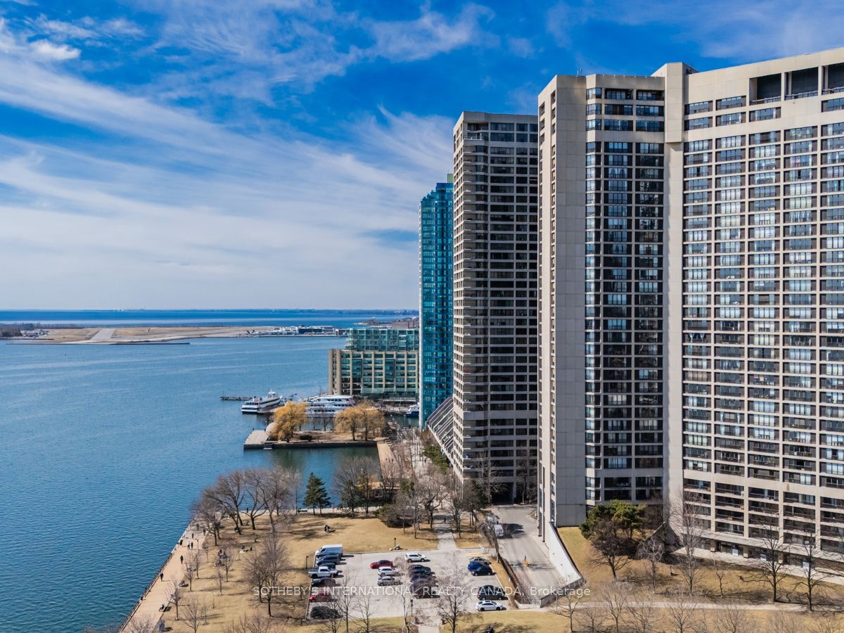2204-65 Harbour Square, Toronto, ON, M5J 2L4 - 3