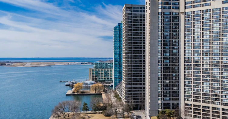 2204-65 Harbour Square, Toronto, ON, M5J 2L4 - 3