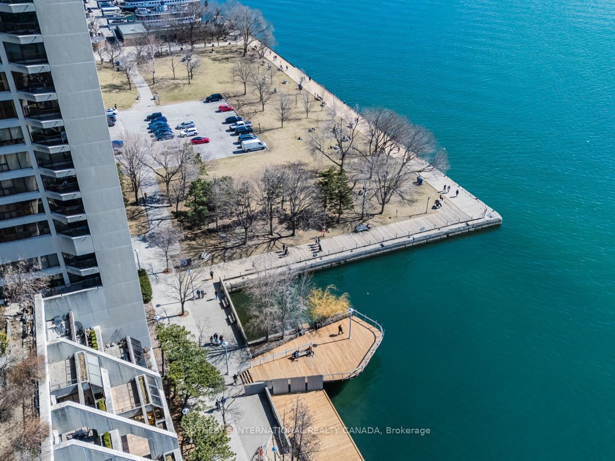 2204-65 Harbour Square, Toronto, ON, M5J 2L4 - 30