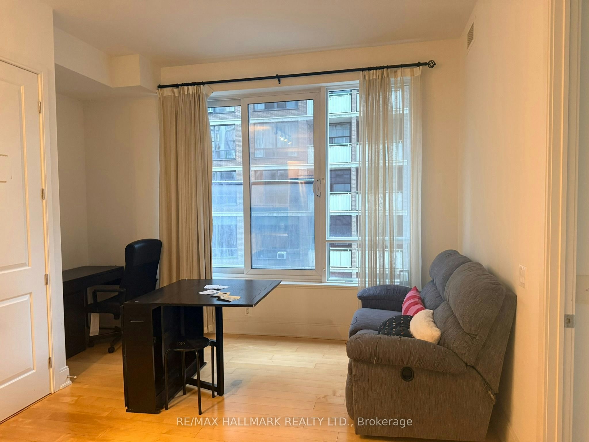 803-21 Balmuto Street, Toronto, ON, M4Y 1W4