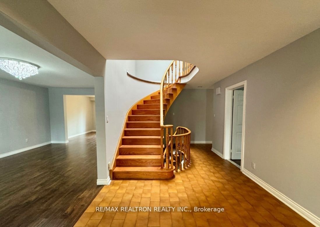 23 Lawnview Drive, Toronto, ON, M2N 5J9