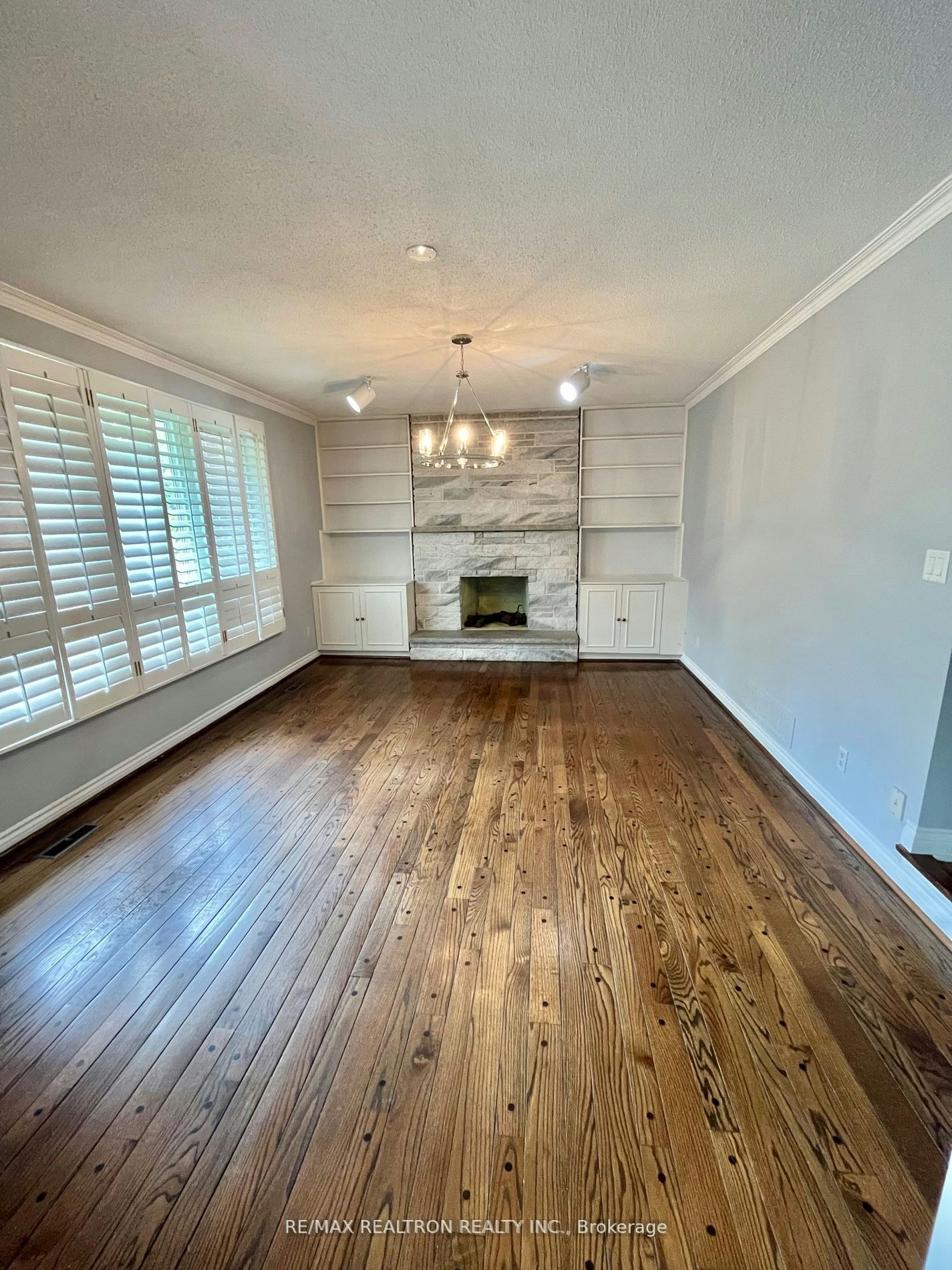 23 Lawnview Drive, Toronto, ON, M2N 5J9 - 3