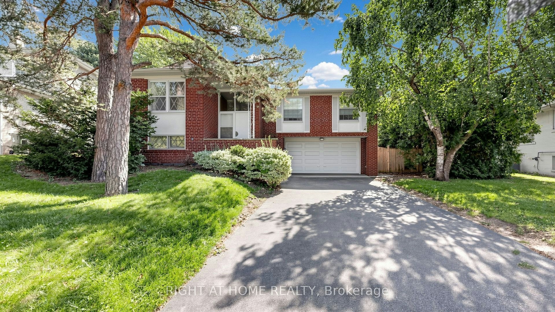 7 The Links Road, Toronto, ON, M2P 1T4