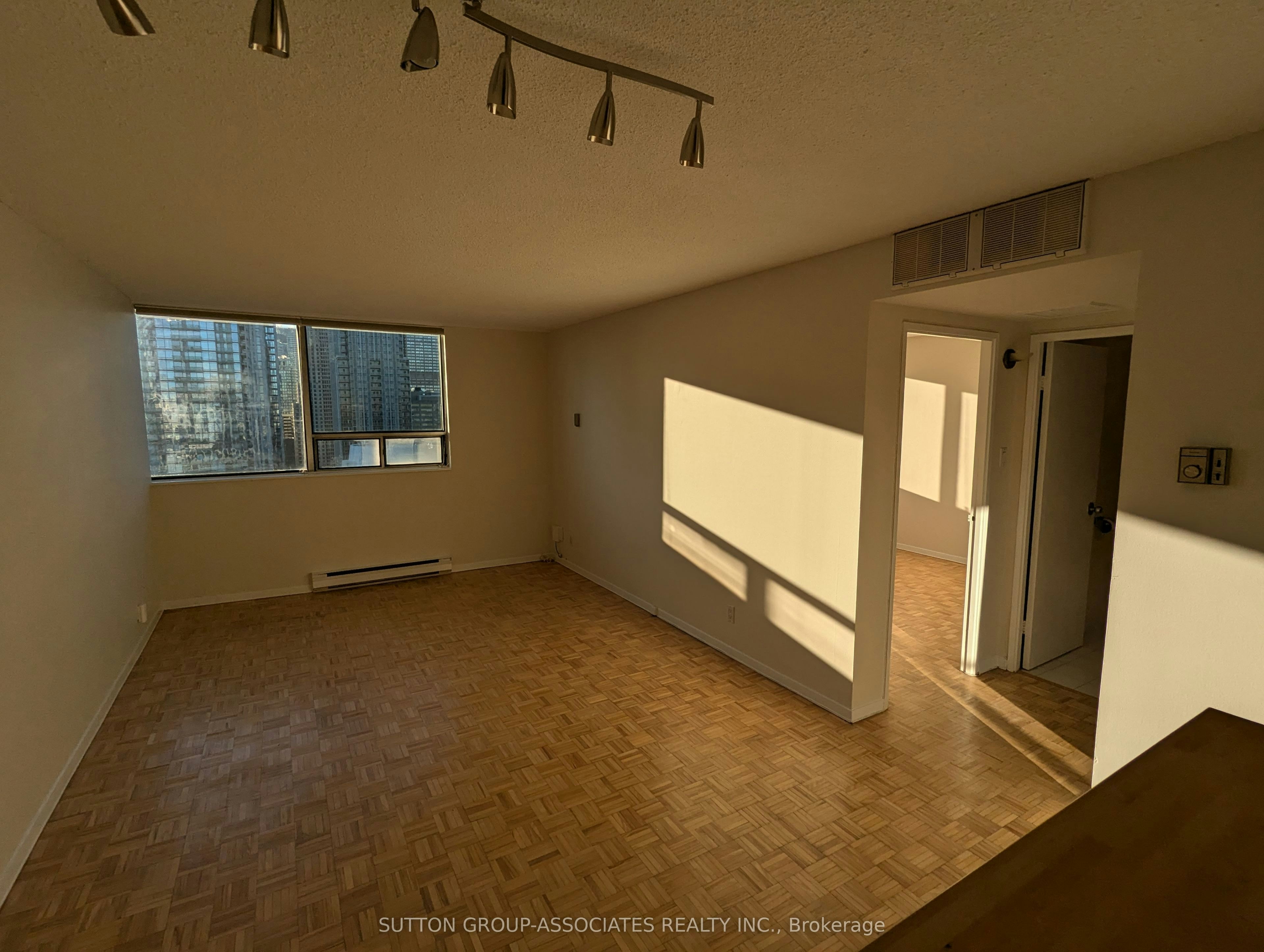 2004-914 Yonge Street, Toronto, ON, M4W 3C8 - 2