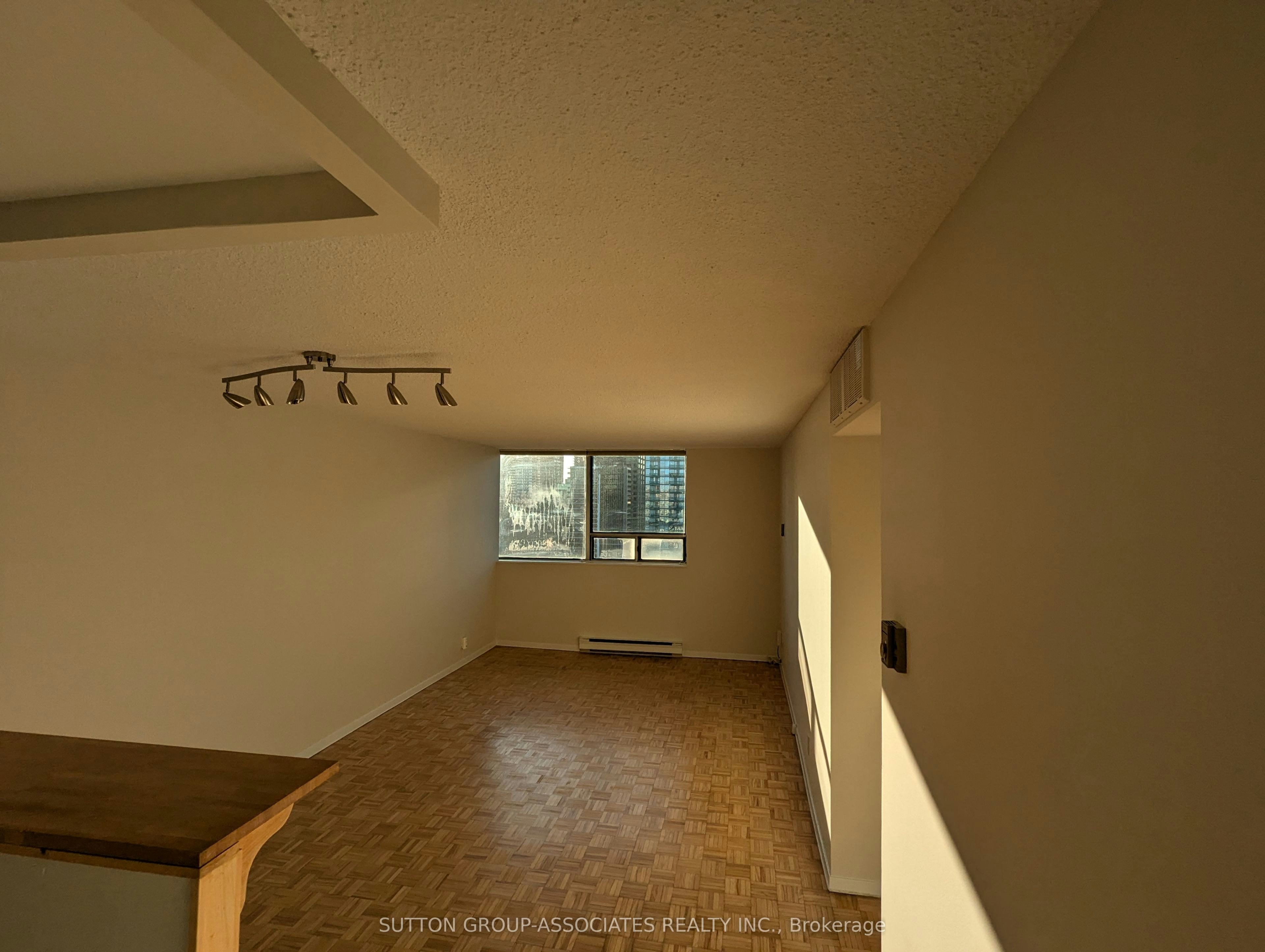 2004-914 Yonge Street, Toronto, ON, M4W 3C8 - 3