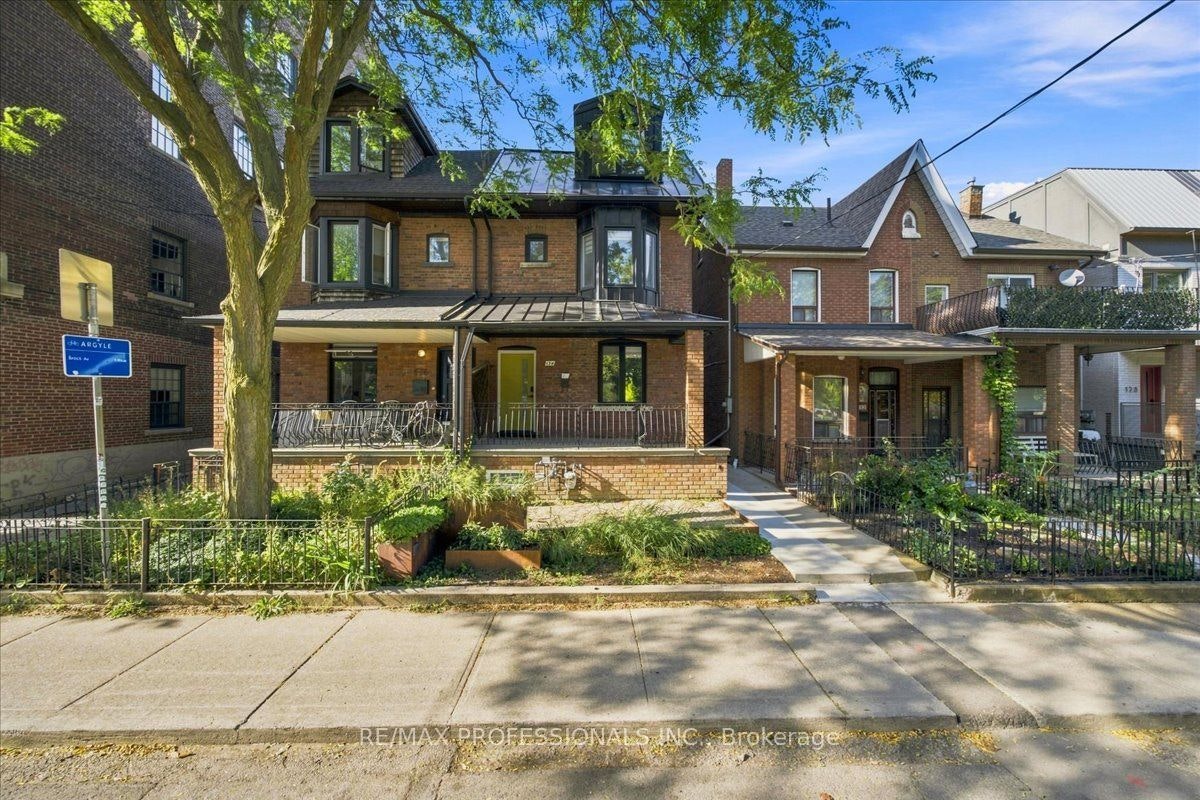 Lower-134 Argyle Street, Toronto, ON, M6J 1N9 - 2
