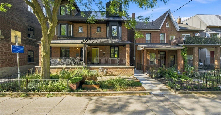 Lower-134 Argyle Street, Toronto, ON, M6J 1N9 - 2