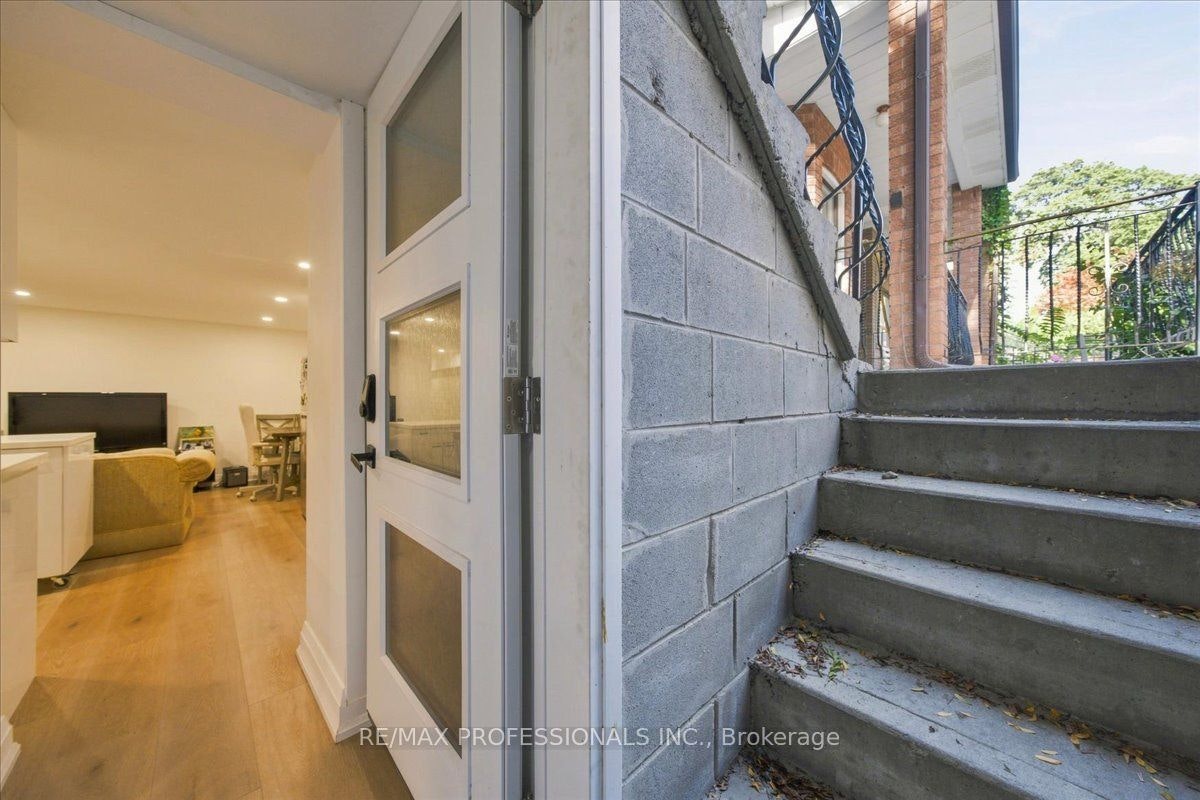 Lower-134 Argyle Street, Toronto, ON, M6J 1N9 - 3