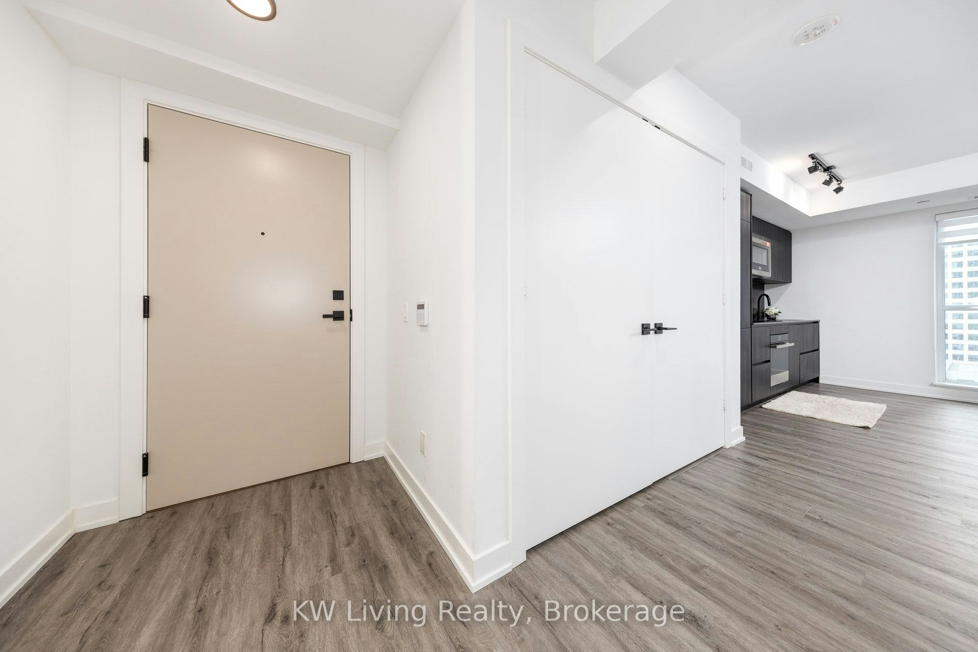 902-327 King Street W, Toronto, ON, M5V 0W7 - 3