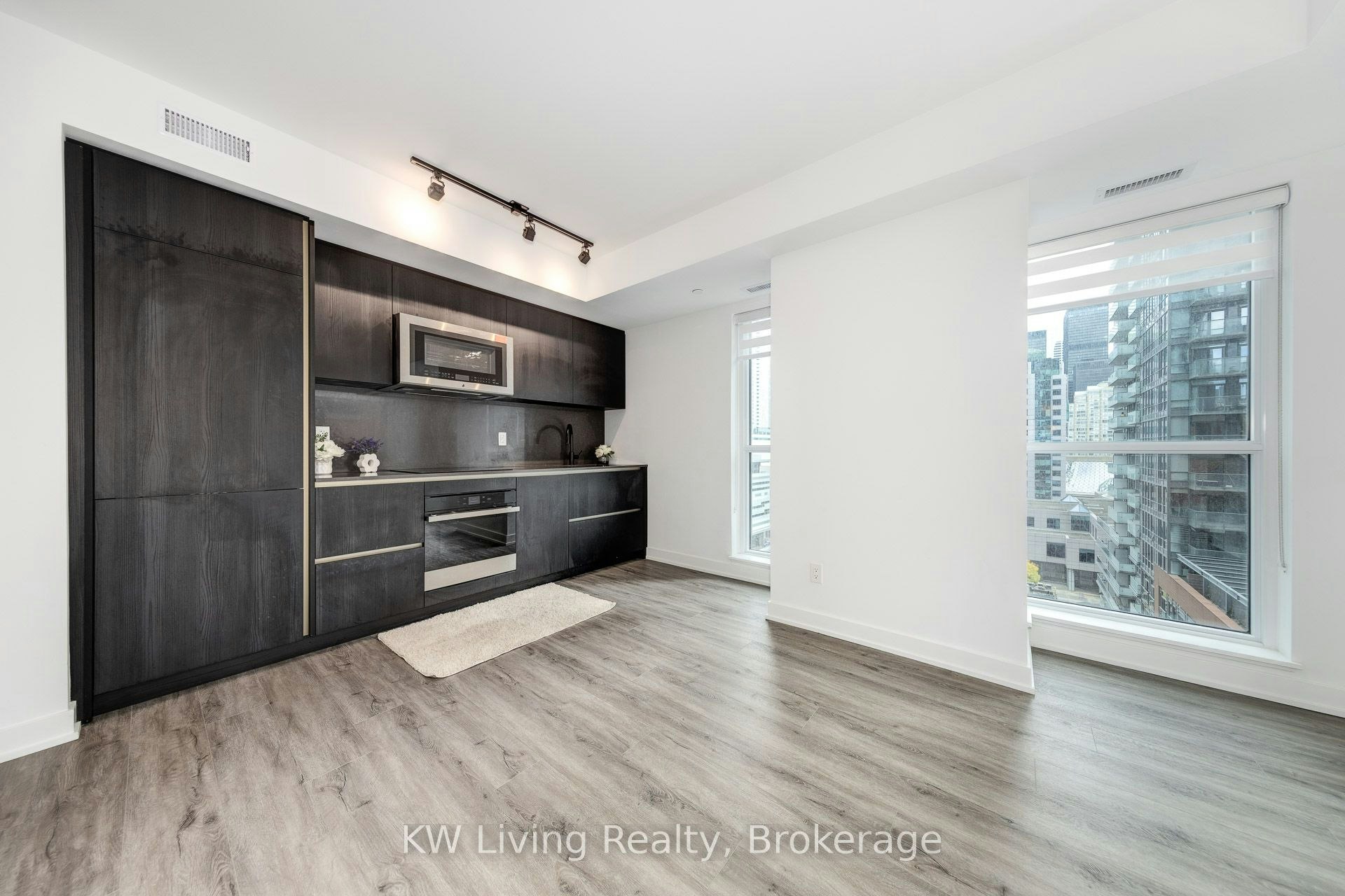 902-327 King Street W, Toronto, ON, M5V 0W7 - 5
