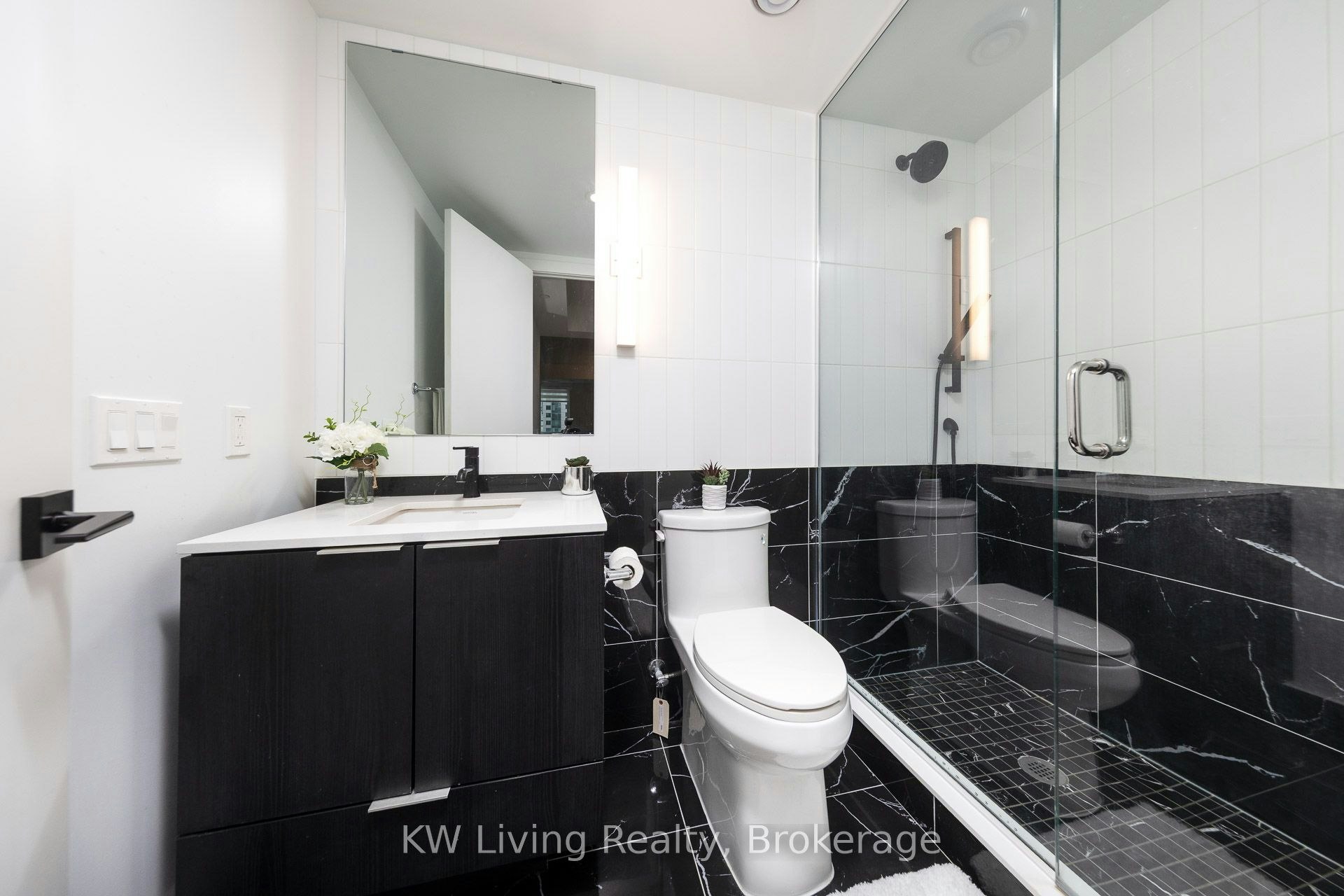 902-327 King Street W, Toronto, ON, M5V 0W7 - 11