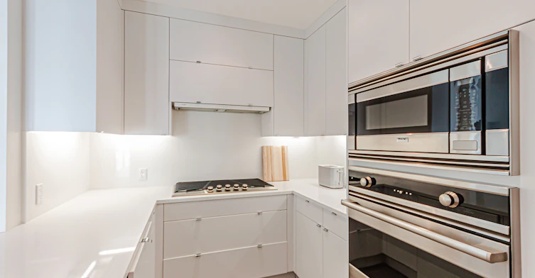902-77 Charles Street W, Toronto, ON, M5S 2X1 - 13