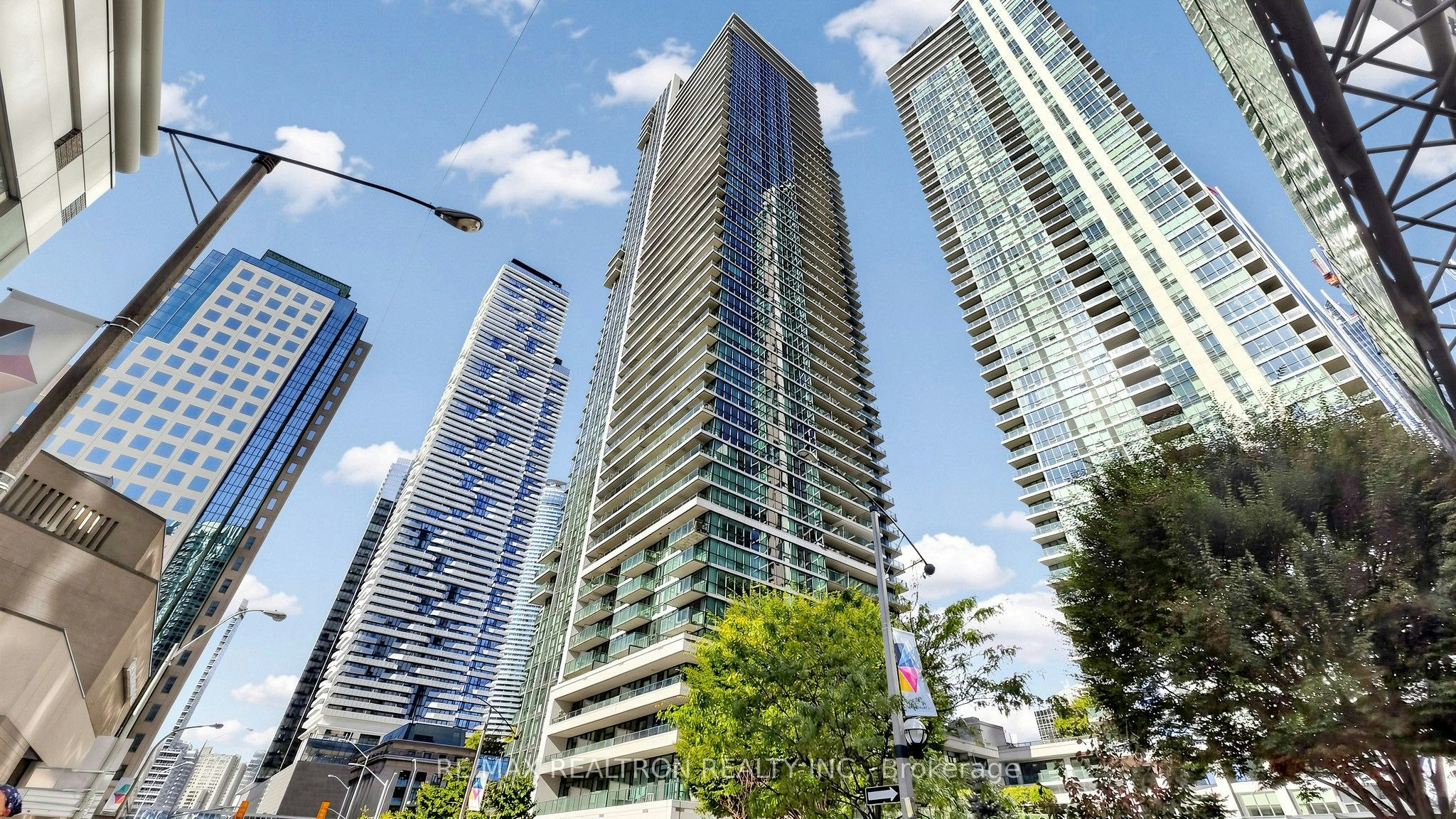 2211-33 Bay Street, Toronto, ON, M5J 2Z3