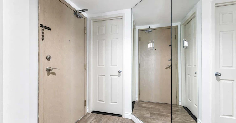 1602-77 Harbour Square, Toronto, ON, M5J 2S2 - 5