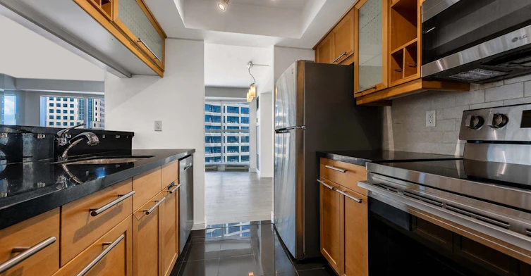 1602-77 Harbour Square, Toronto, ON, M5J 2S2 - 16