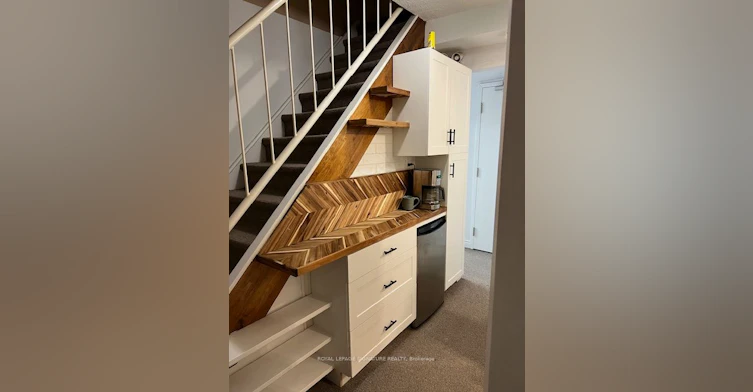 Lower-208 Carlton Street, Toronto, ON, M5A 2L1
