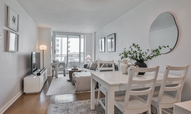 716-245 Davisville Avenue
