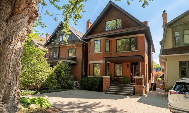 37 Woodlawn Avenue E