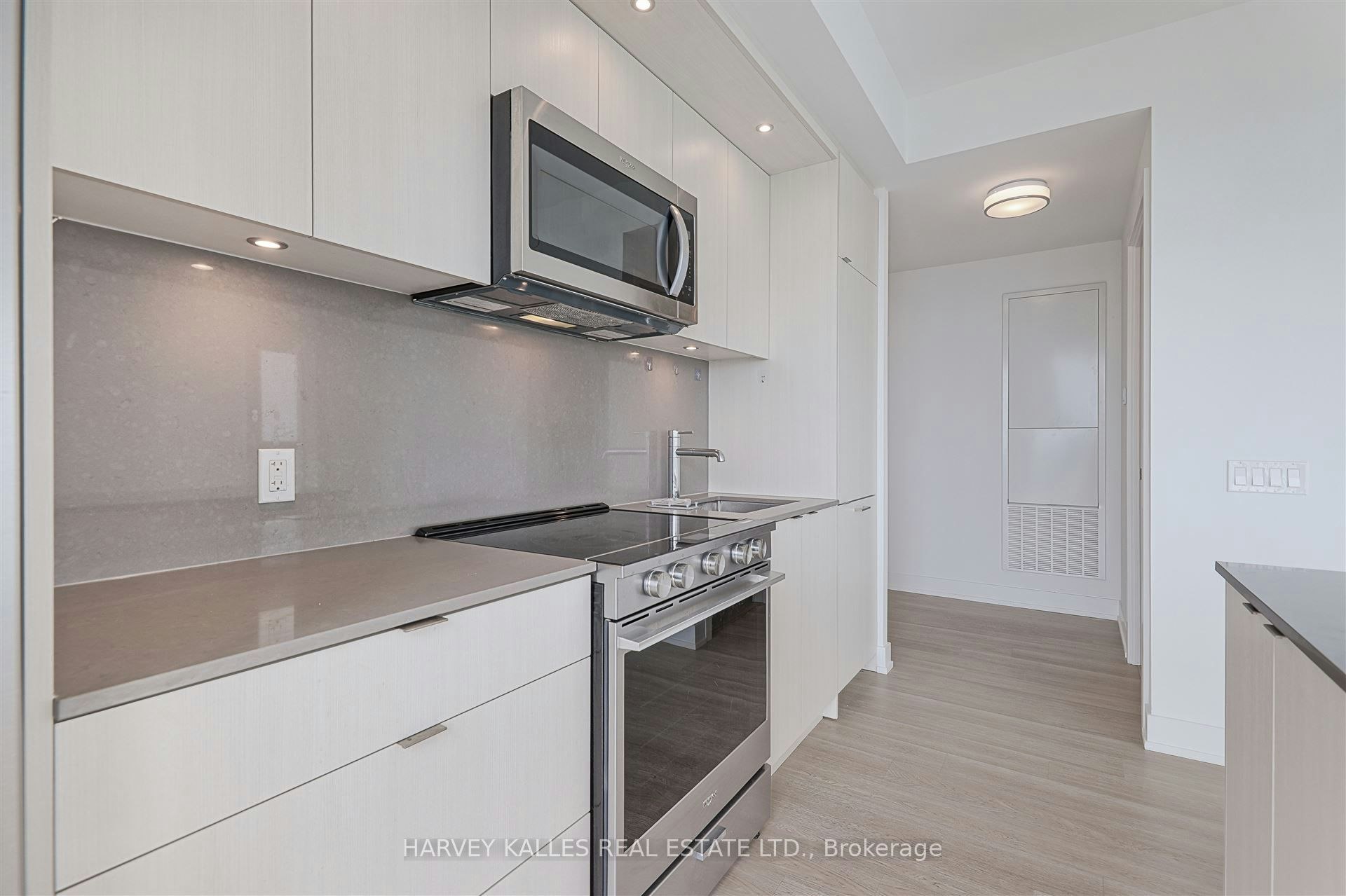 4209-30 Inn ON The Park Drive, Toronto, ON, M3C 0P8 - 14