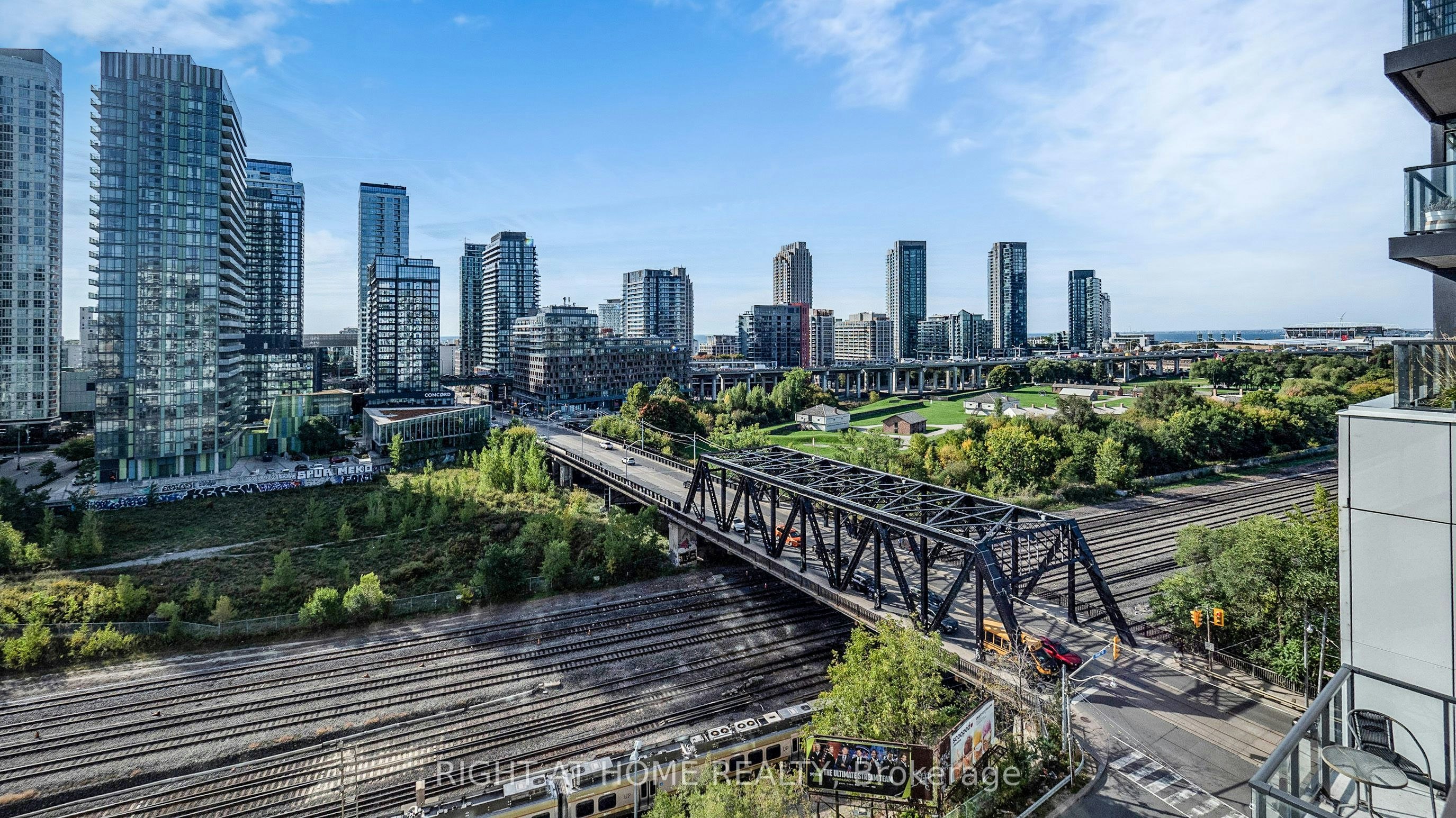 909-576 Front Street W, Toronto, ON, M5V 1C1 - 2
