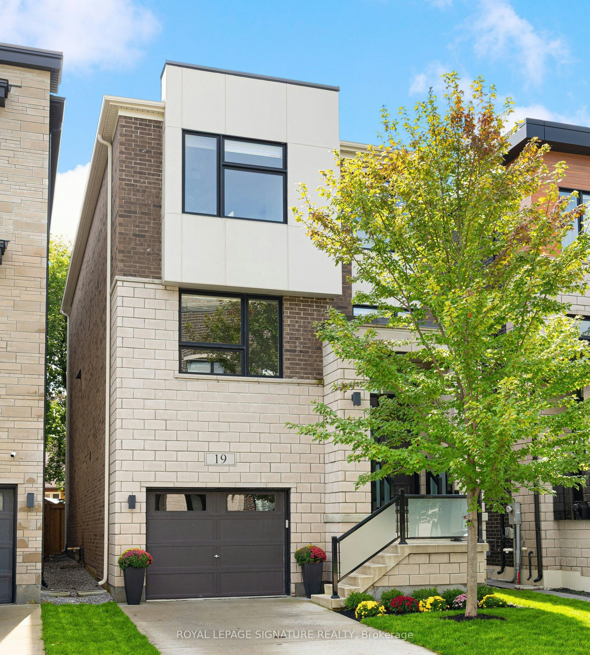 19 Hollyhock Court, Toronto, ON, M3B 0B4