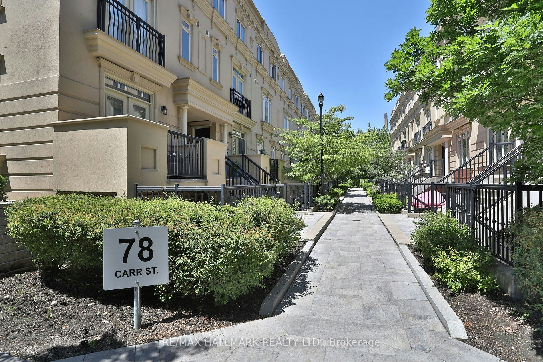 Th 10-78 Carr Street, Toronto, ON, M5T 1B7