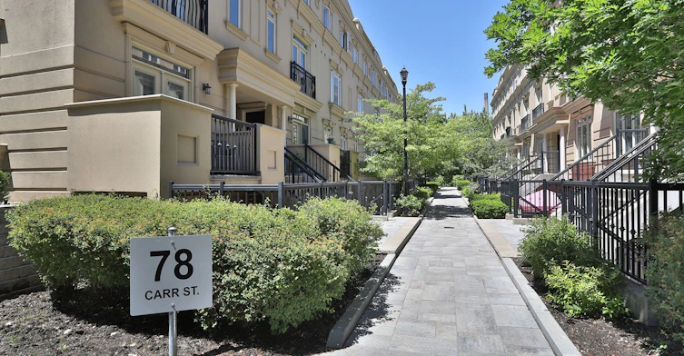 Th 10-78 Carr Street, Toronto, ON, M5T 1B7