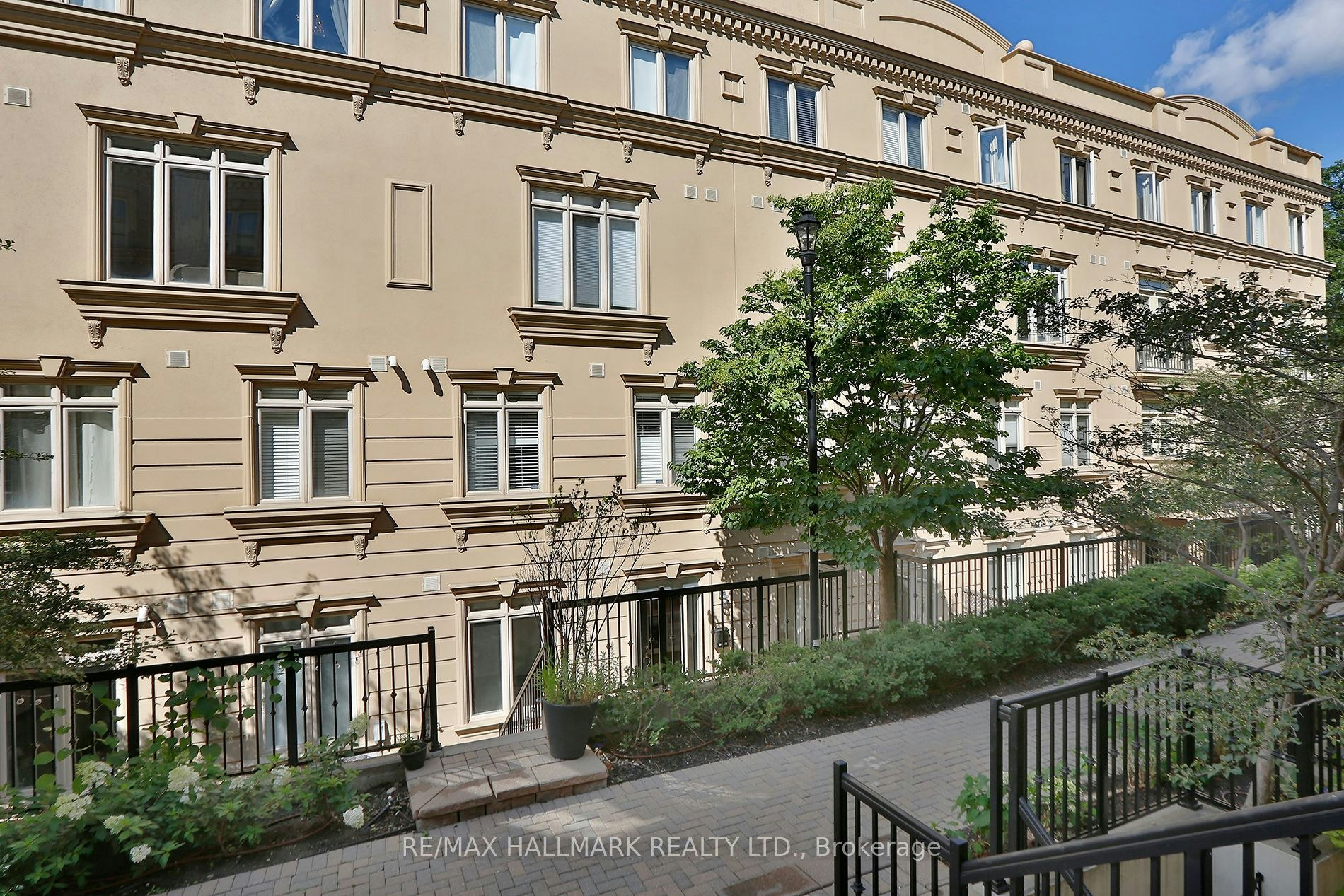 Th 10-78 Carr Street, Toronto, ON, M5T 1B7 - 2