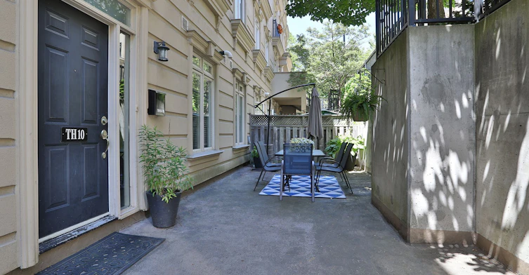 Th 10-78 Carr Street, Toronto, ON, M5T 1B7 - 4